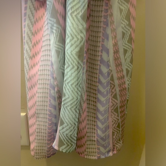 πMulti-Colored Sleeveless Aztec Mini Dress w/ Tie Back (size M)π - Picture 11 of 13